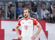  阿森纳观众热烈欢呼！，凯恩迎来十赛季出色发挥再创辉煌时刻